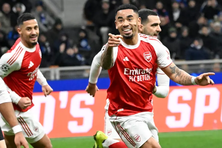 Gabriel Jesus in azione durante una partita dell'Arsenal, con la maglia rossa e bianca dei Gunners