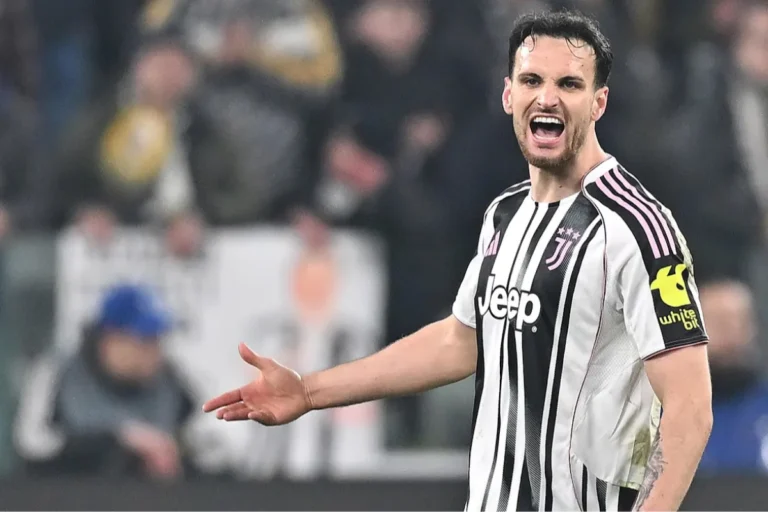 Gatti esulta in maglia Juventus durante una partita, con le braccia aperte verso il pubblico dello stadio