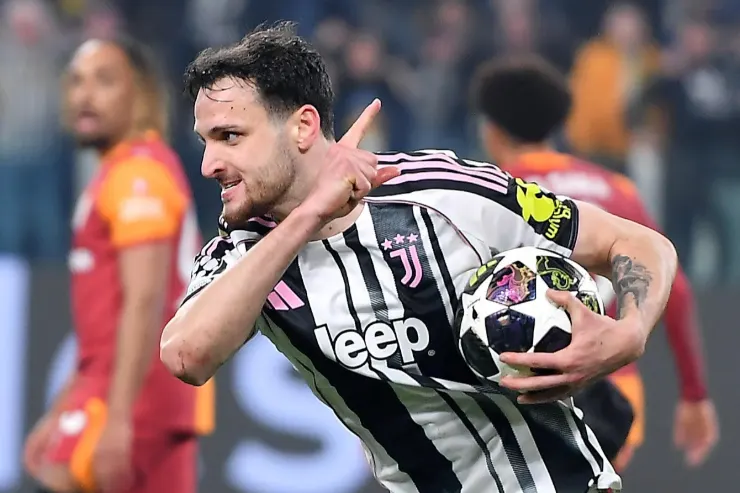 Matteo Gatti con la maglia della Juventus esulta in campo con il pallone in mano
