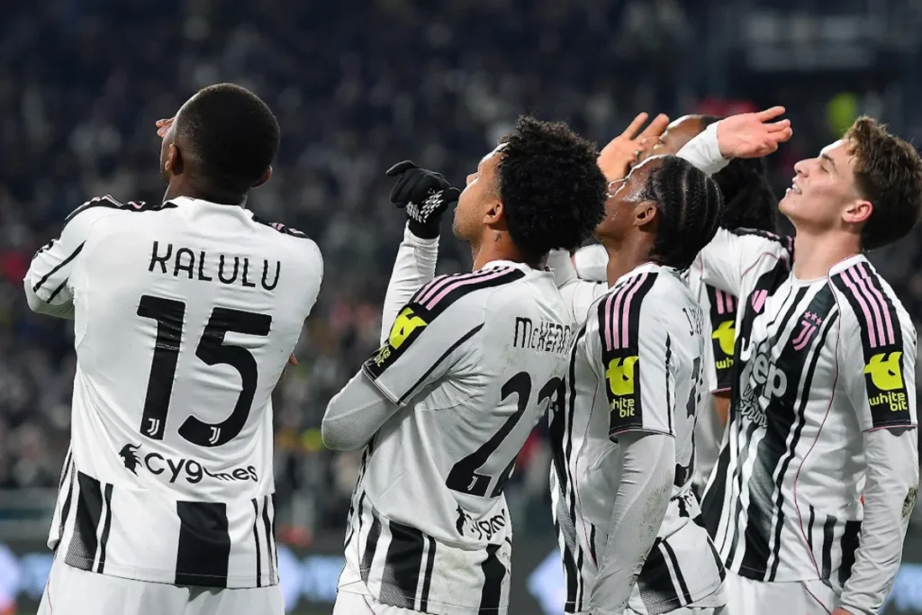 Giocatori della Juventus esultano in campo: Kalulu con maglia numero 15 in primo piano, celebrate durante una partita di Serie A