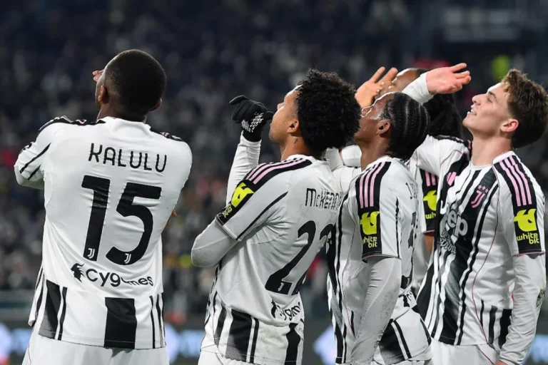 Giocatori della Juventus esultano in campo: Kalulu con maglia numero 15 in primo piano, celebrate durante una partita di Serie A