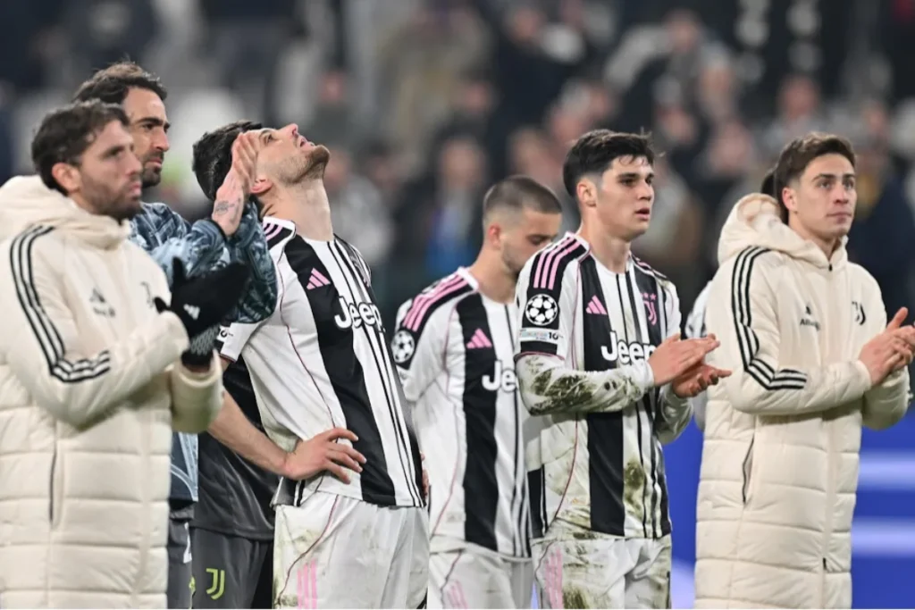 Giocatori della Juventus in campo con giacche tecniche durante una partita di Champions League, tra cui Locatelli e Gatti