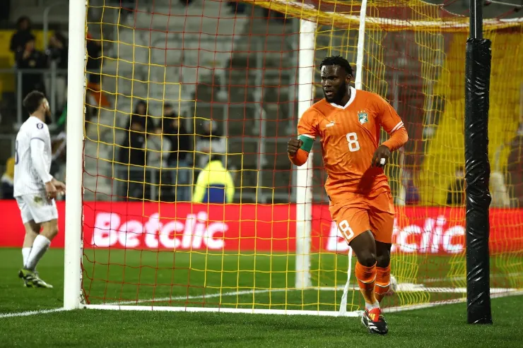 Franck Kessié in maglia arancione numero 8 durante una partita internazionale