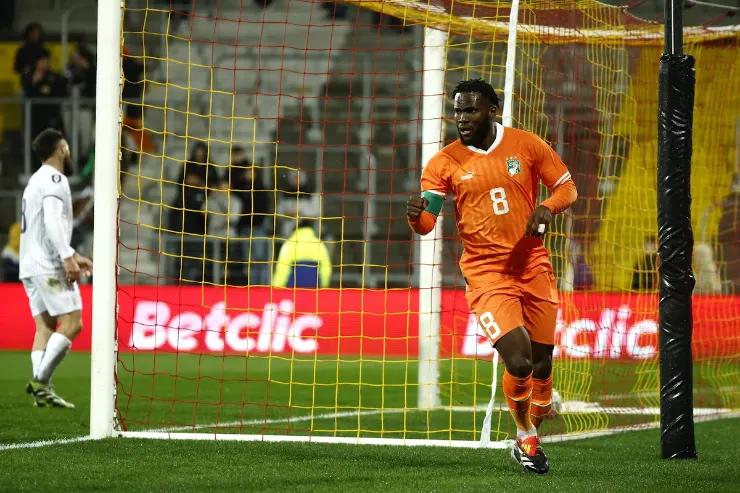 Franck Kessié in maglia arancione con numero 8 durante una partita internazionale