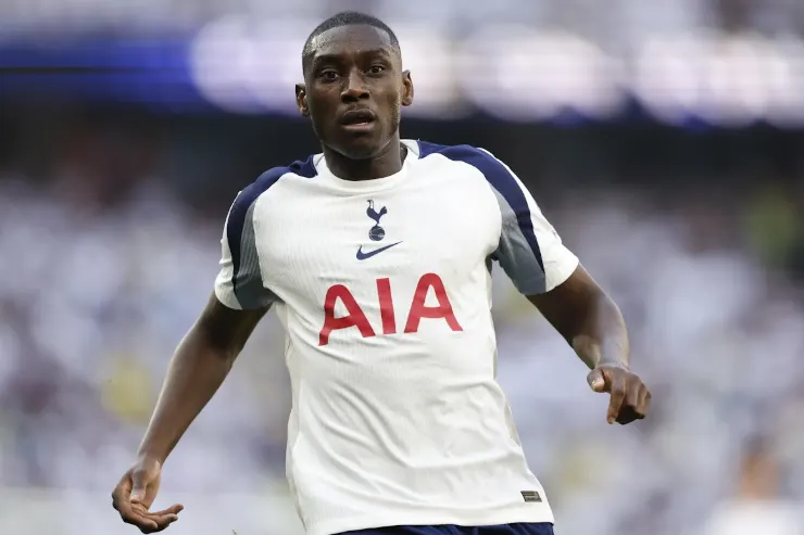 Kolo Muani in maglia Tottenham durante una partita in campo