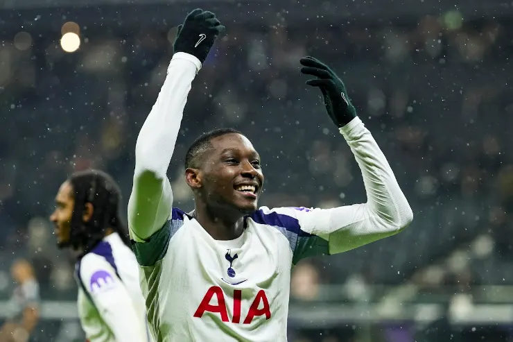 Kolo Muani esulta durante una partita con la maglia del Tottenham, braccia alzate in celebrazione