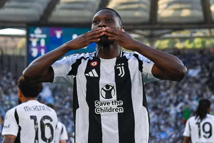 Kolo Muani in maglia Juventus esulta durante una partita allo stadio
