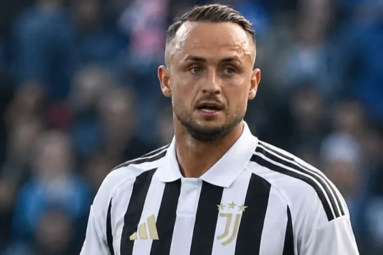 Lobotka in maglia bianconera con logo Adidas durante una partita
