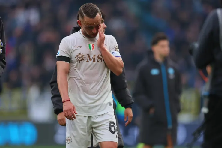 Lobotka con la mano al volto, dispiaciuto durante la partita, indossa la maglia del Napoli