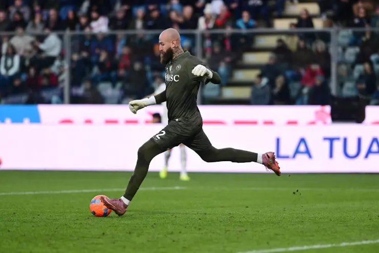 Vanja Milinkovic-Savic in maglia nera con scritta MSC effettua un rinvio durante una partita del Napoli