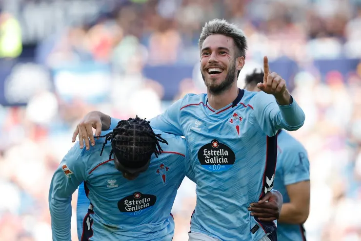 Mingueza con compagno di squadra sorride durante la partita indossando la maglia azzurra dell'Ud Celta Vigo