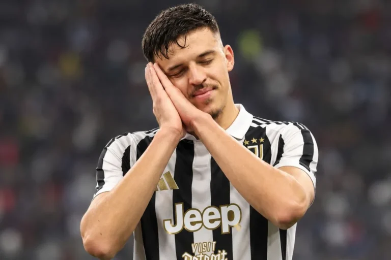 Muharemovic in maglia Juventus con gesto pensieroso, mani al viso durante la partita