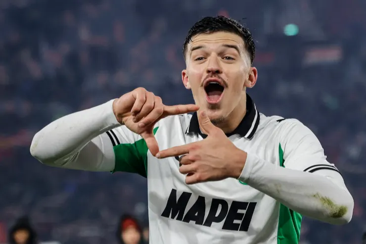 Tarik Muharemovic in maglia Sassuolo festeggia con un gesto emotivo durante una partita