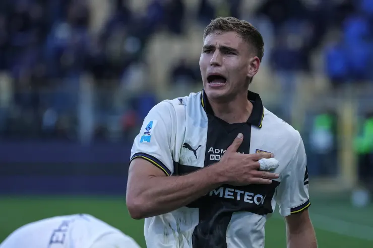 Pellegrino in maglia Udinese durante una partita, con espressione intensa durante il gioco