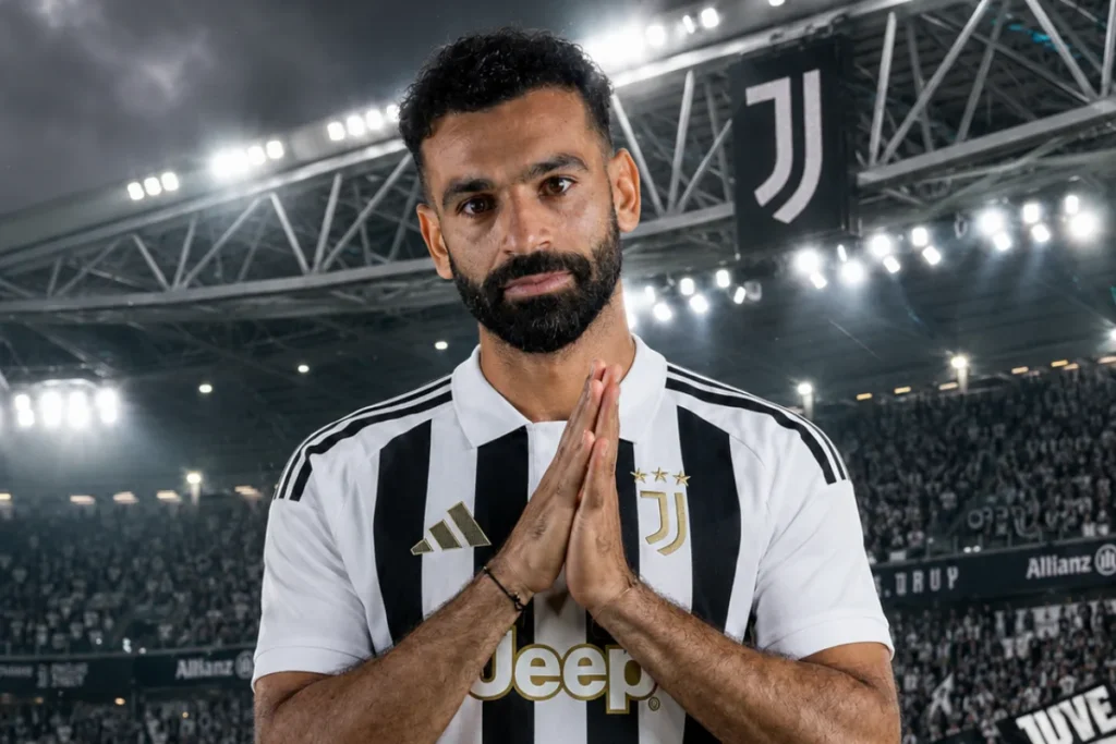 Calciatore in maglia Juventus con le mani giunte nello stadio Allianz
