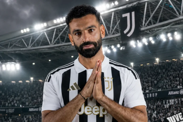 Calciatore in maglia Juventus con le mani giunte nello stadio Allianz