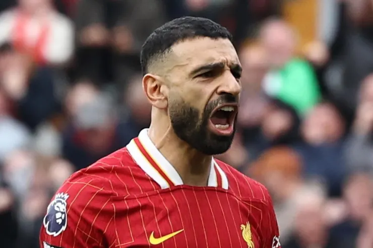Mohamed Salah durante una partita con la maglia del Liverpool, esultanza in campo