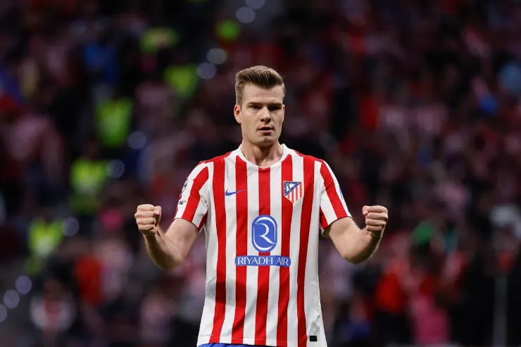 Sorloth in maglia Atletico Madrid con sponsor Riyadh Air, esultanza con i pugni chiusi durante una partita