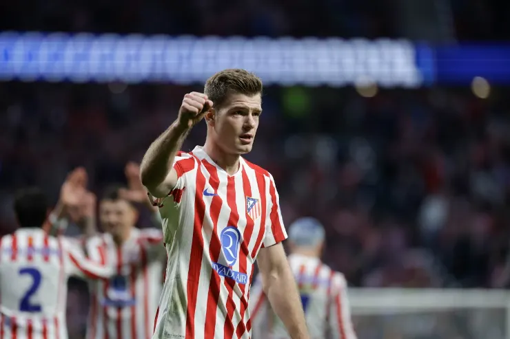 Sorloth esulta durante una partita di calcio, indossa la maglia a strisce rosso bianche