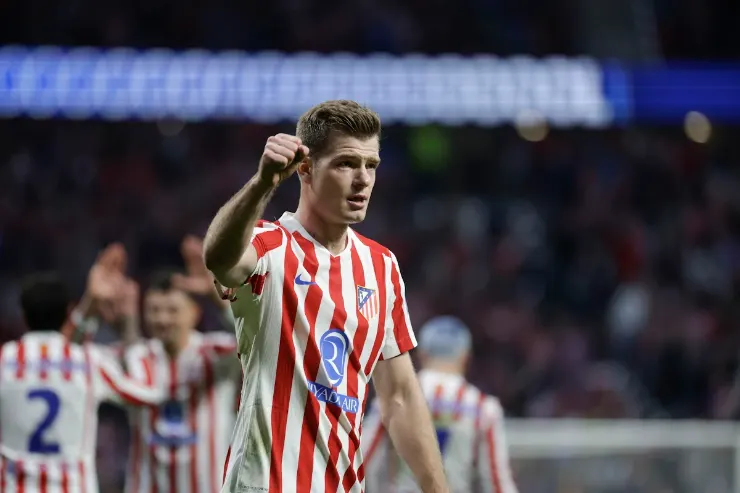 Sørloth esulta durante una partita, indossa la maglia a strisce rosse e bianche dell'Atletico Madrid
