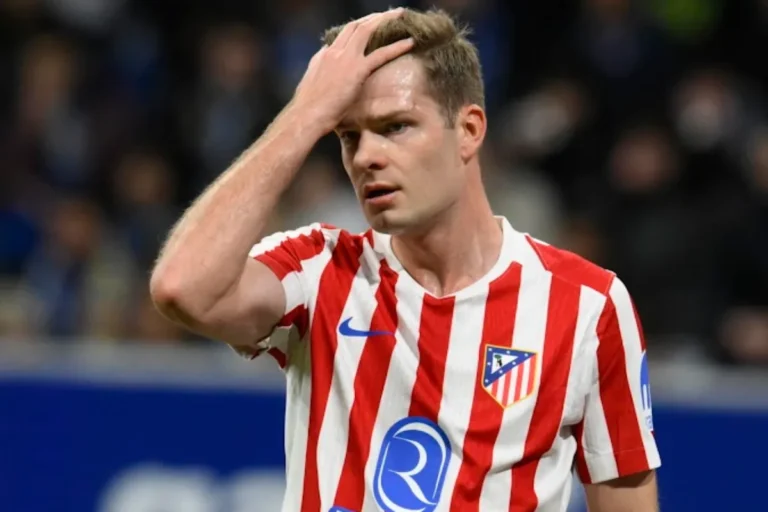 Sørloth con maglia dell'Atlético Madrid, mano sulla testa, espressione frustrata durante una partita