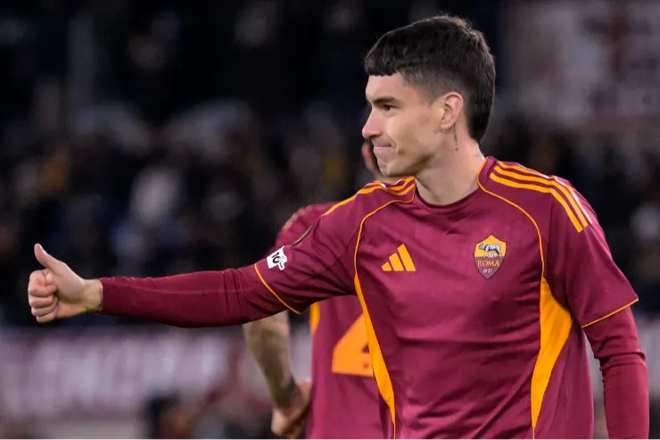 Soulé in maglia AS Roma con gesto di approvazione durante una partita