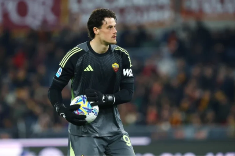 Svilar portiere della Roma con pallone in mano durante una partita di Serie A