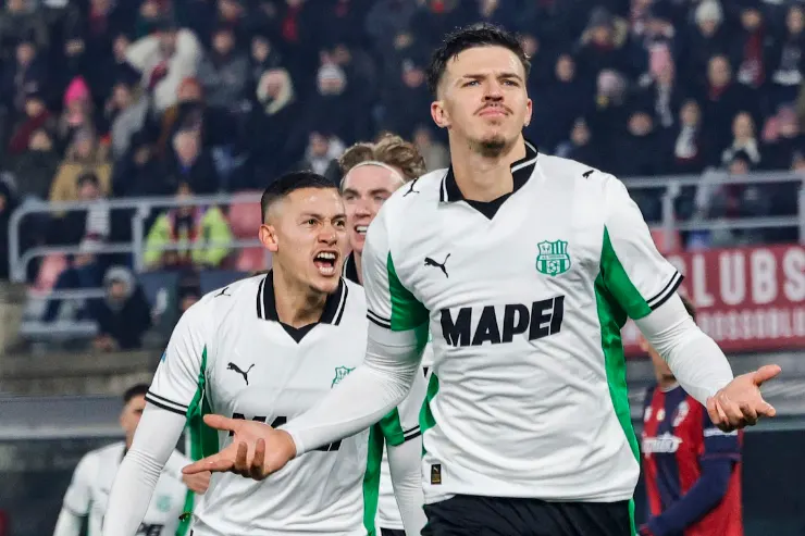 Tarik Muharemovic durante una partita, con la maglia del Sassuolo bianca e verde con sponsor Mapei