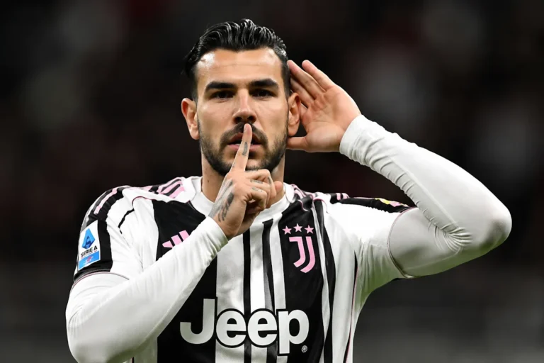 Theo Hernández in maglia Juventus con gesto di silenzio durante una partita di Serie A