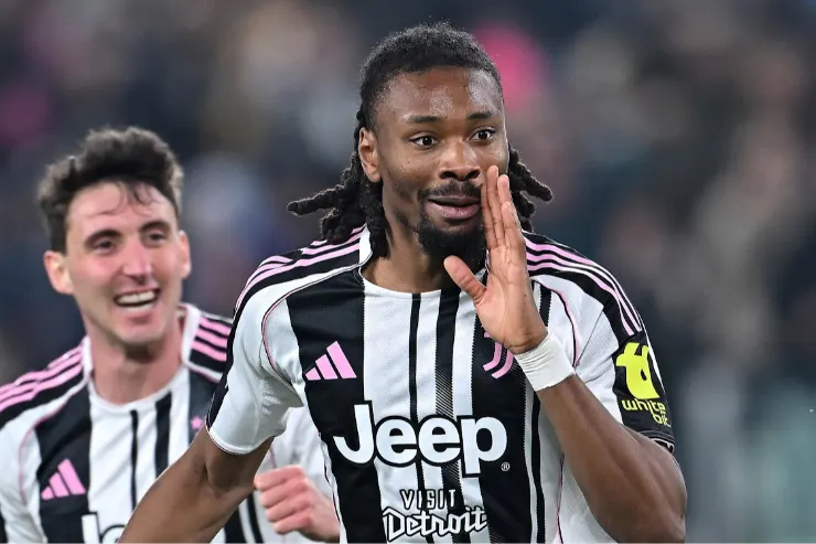 Thuram esulta durante una partita della Juventus, indossa la maglia bianconera con lo sponsor Jeep