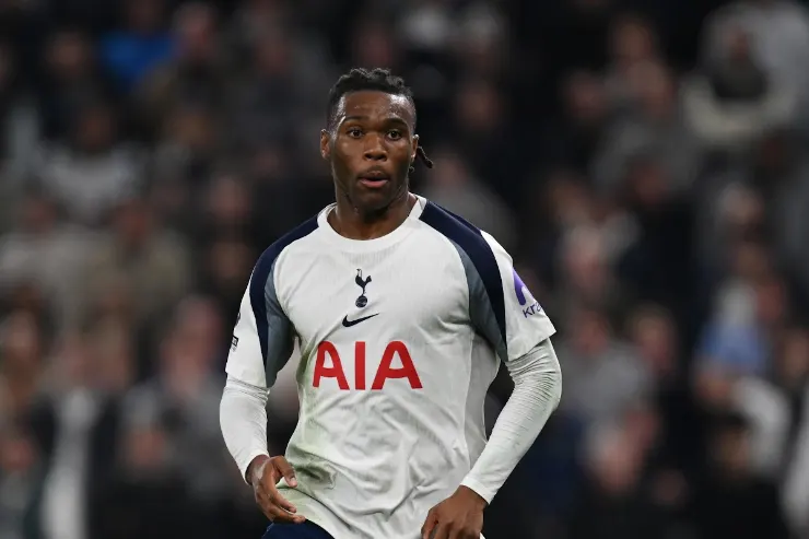 Udogie in maglia Tottenham durante una partita, numero in primo piano con lo sfondo dello stadio