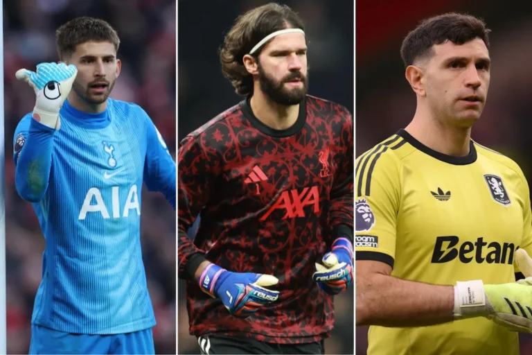 Filippo Vicario portiere Tottenham in azione con maglia blu e guantoni
