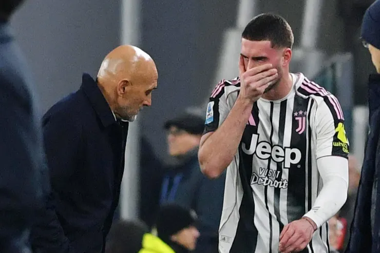 Vlahovic in maglia Juventus parla con l'allenatore durante una partita