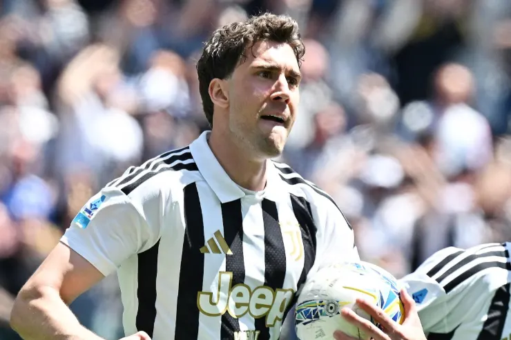 Dusan Vlahovic in maglia Juventus esulta durante una partita