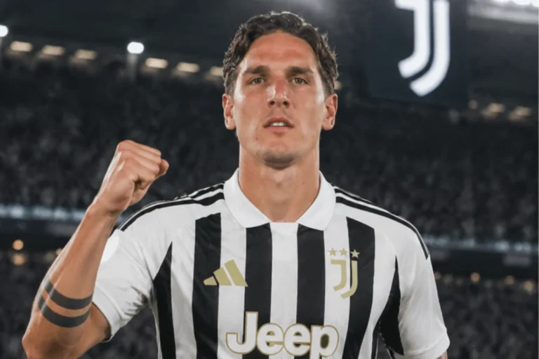 Nicolò Zaniolo in maglia Juventus con il pugno chiuso nello stadio