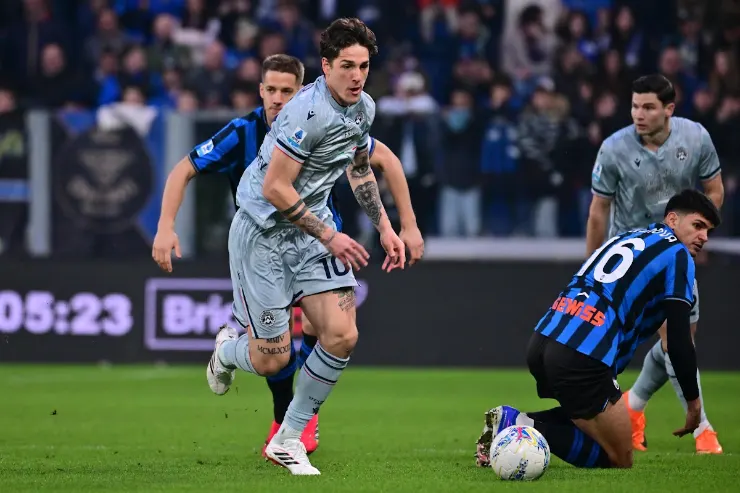 Nicolò Zaniolo in azione durante una partita di calcio, con avversario in difesa sullo sfondo