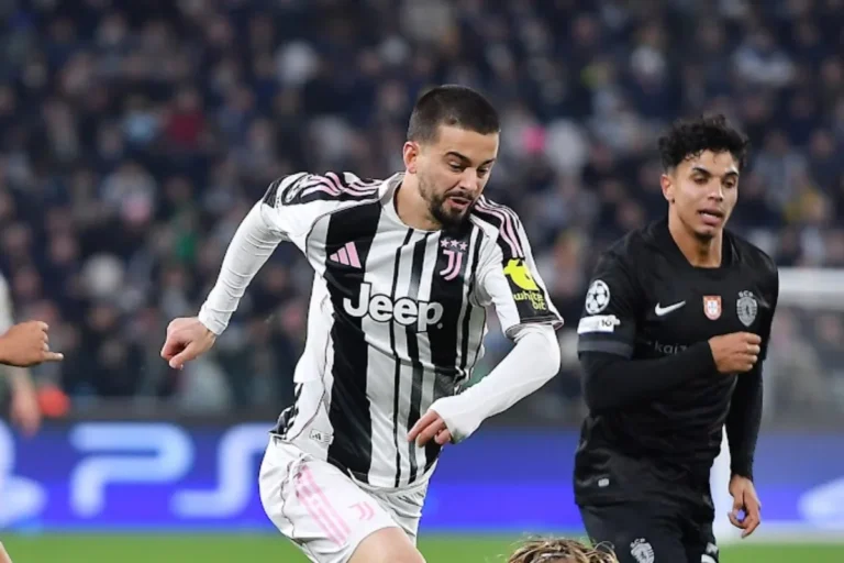 Zhegrova della Juventus in possesso di palla durante una partita, maglia bianconera a strisce Adidas