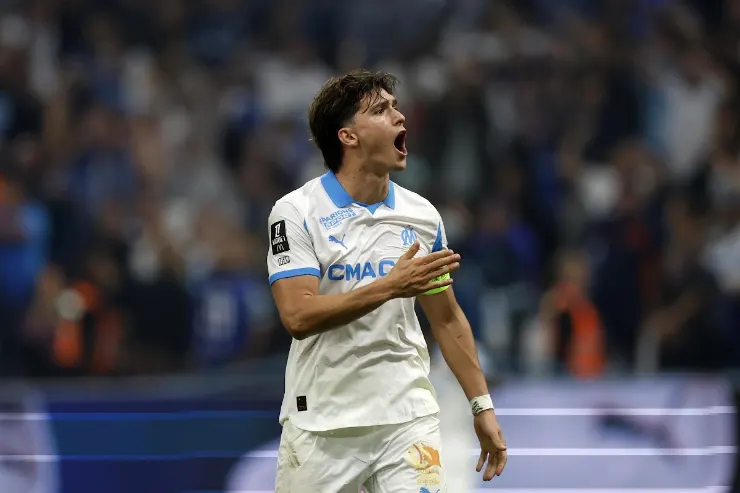 Balerdi con la maglia del Marsiglia durante una partita, esultanza in campo