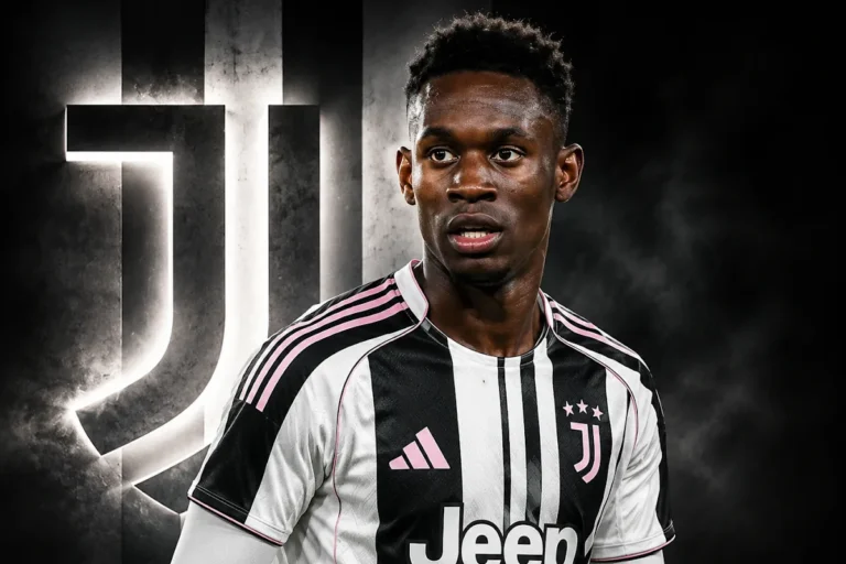 Balogun in maglia bianconera con strisce rosa, sfondo logo Juve illuminato
