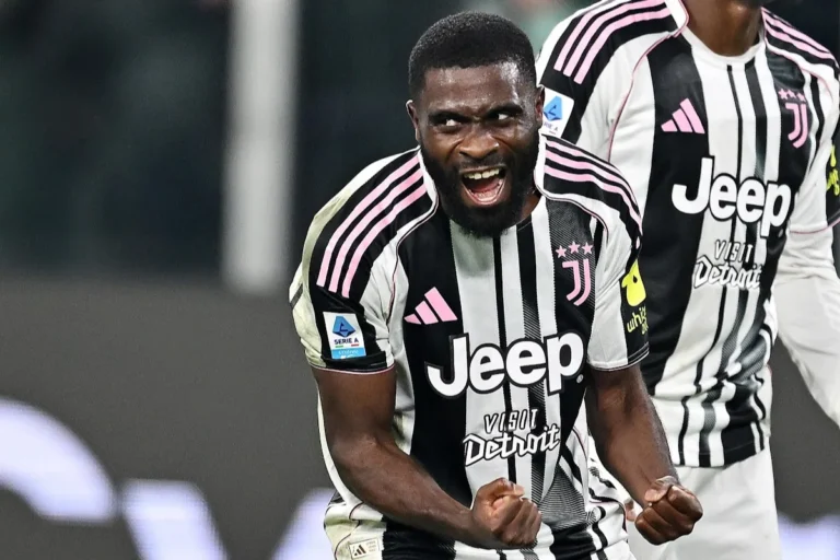 Boga esulta durante una partita della Juventus, indossando la maglia bianconera con sponsor Jeep