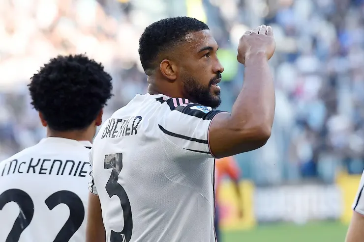 Bremer esulta durante una partita della Juventus, con McKennie sullo sfondo