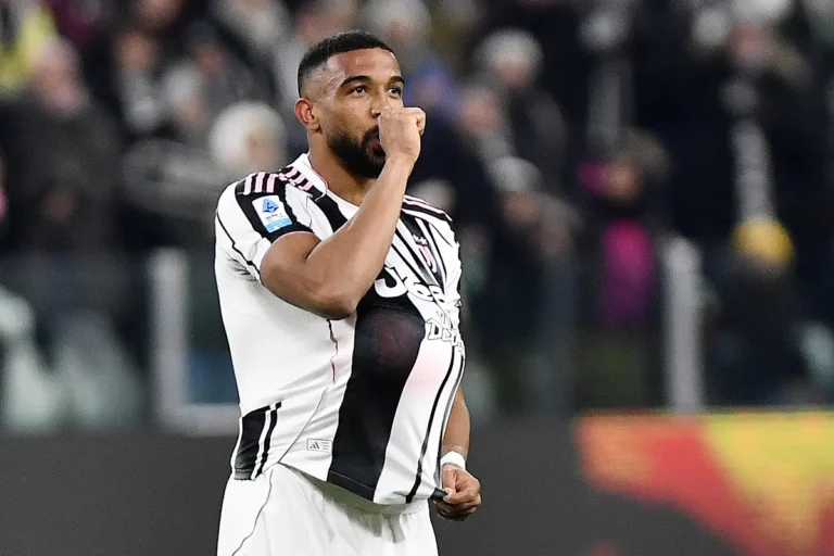 Bremer esulta durante una partita della Juventus, indossa la maglia bianconera