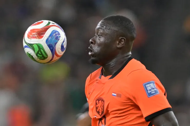 Brobbey con la maglia arancione dell'Olanda controlla il pallone durante una partita internazionale