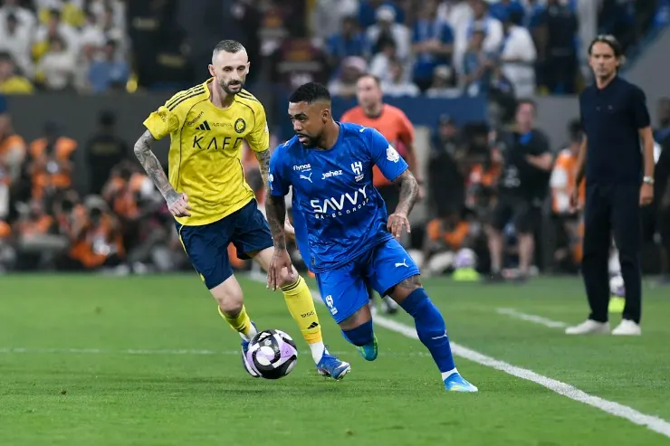 Brozovic in azione durante una partita con l'Al Nassr, contrasta un avversario in maglia gialla