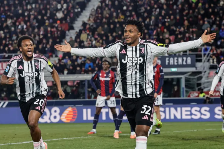 Cabal esulta in campo con la maglia della Juventus, braccia aperte verso il pubblico dello stadio