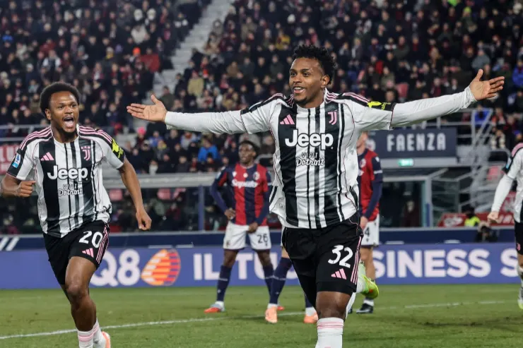 Cabal esulta in campo con le braccia aperte indossando la maglia della Juventus