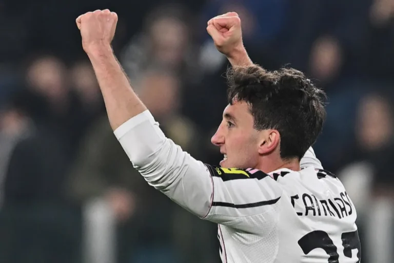 Cambiaso esulta con il pugno chiuso durante una partita della Juventus