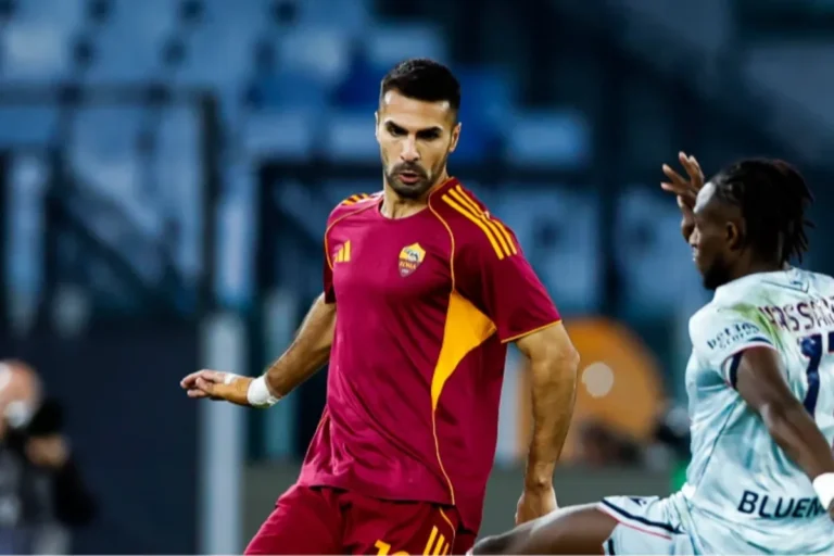 Celik terzino in azione durante una partita, indossa la maglia giallorossa della Roma