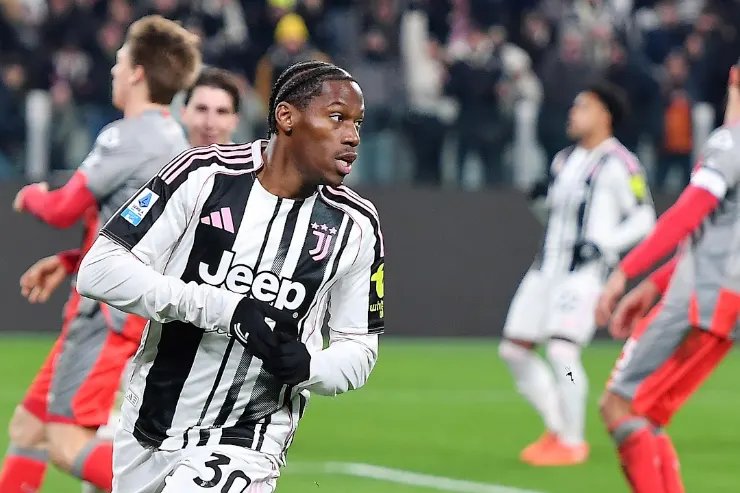 Jonathan David in maglia Juventus durante una partita, con il numero 50, in azione in campo