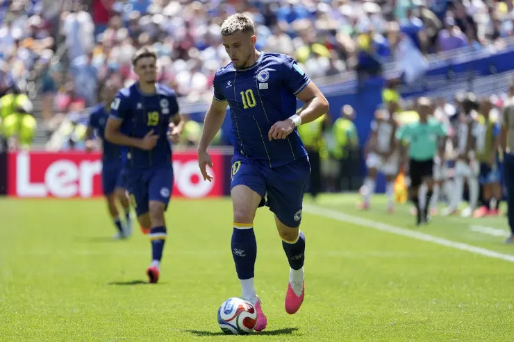 Edin Demirović in azione con la maglia della Bosnia durante una partita di calcio internazionale